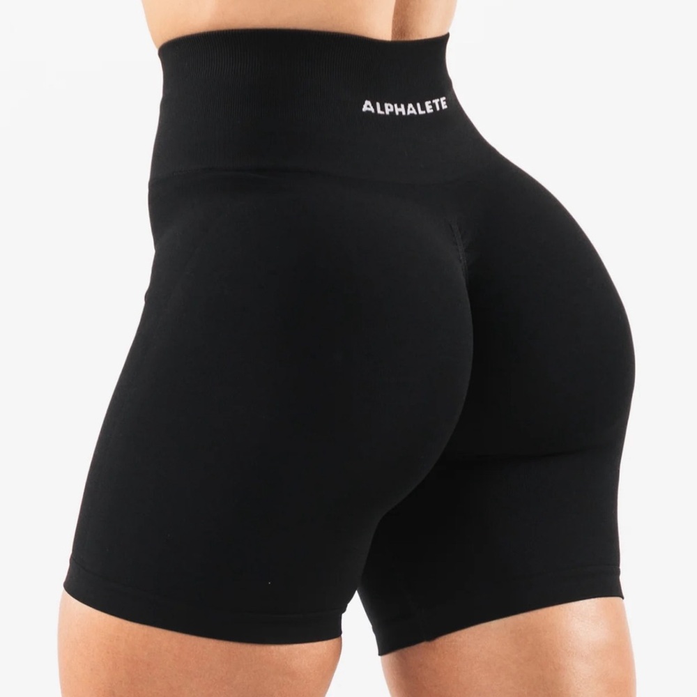 Alphalete Amplify Short 6.5” - Black Size Small